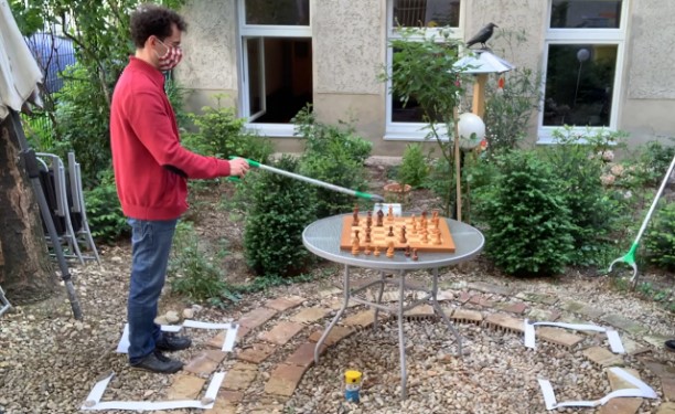 Corona Schach Drücken der Uhr